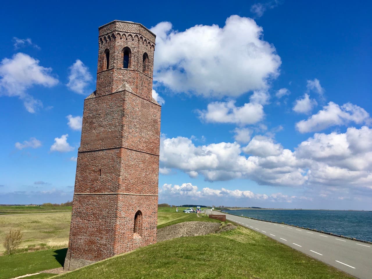 Fietsroute door het bos van Westenschouwen, over de duinen bij Renesse en langs de Oosterschelde